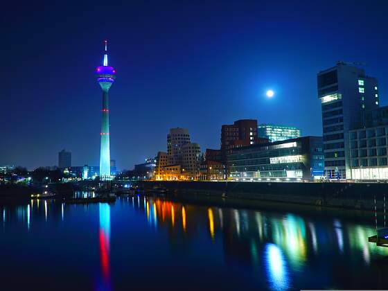 Düsseldorf Medienhafen bei Nacht