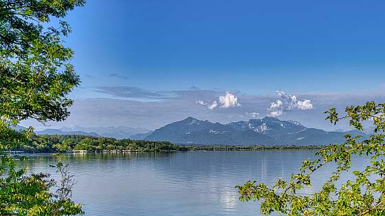 Chiemsee mit Bergpanorama