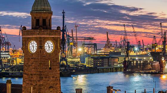 Hamburger Uhrenturm am Hafen