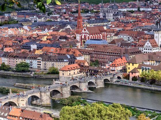 Mainbrücke und Kirche in Würzburg