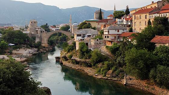 Osmanische Bogenbrücke in Mostar