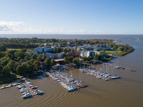 Sportboote-Hafen in Pärnu Estland