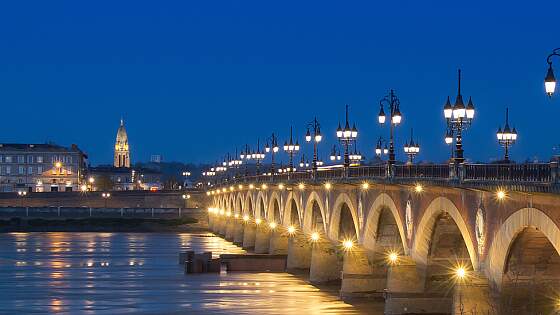 Bordeaux beleuchtete Steinbrücke