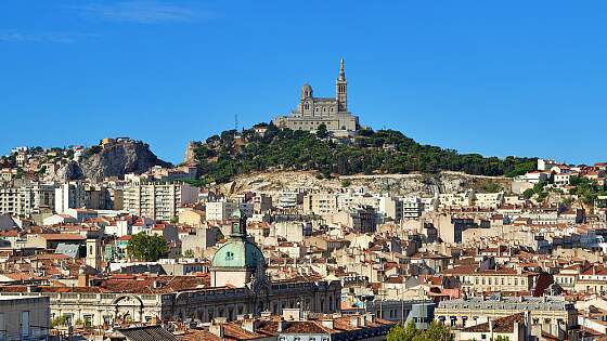 Marseille: Berg mit Kirche Notre-Dame de la Garde