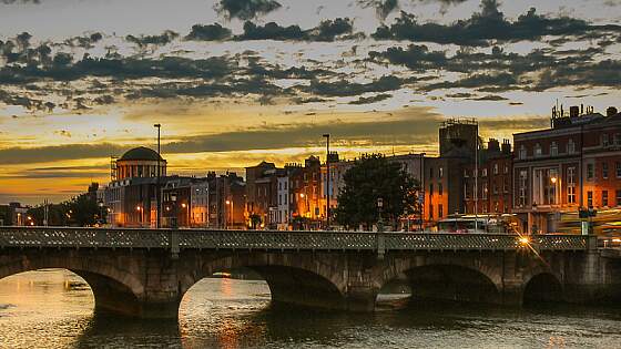 Blick auf Dublin am Abend