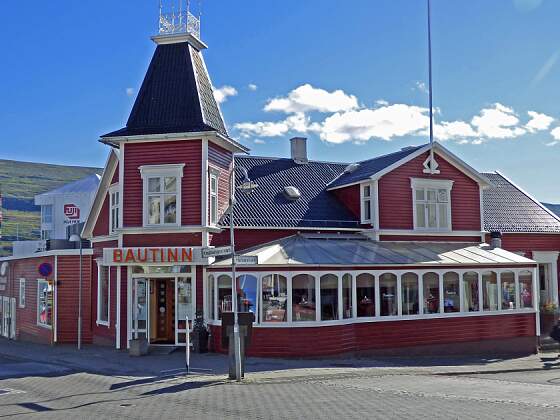 Island: Geschäftsgebäude in Akureyri