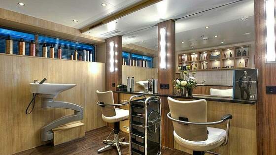 MS Anesha: Friseur