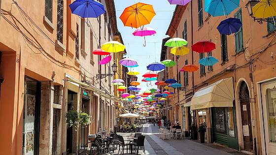 Emilia Romagna: Regenschirmkunst in Ferrara