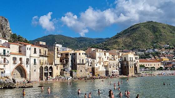 Sizilien: Strand von Cefalù