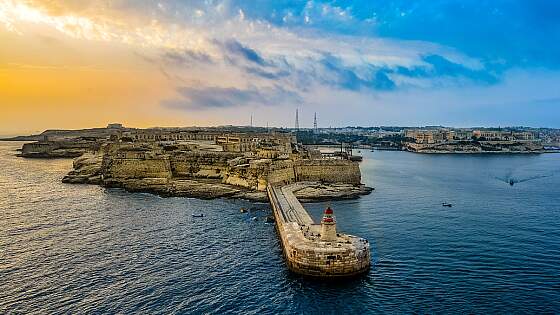 Malta, Valletta: Leuchtturm und Hafeneinfahrt