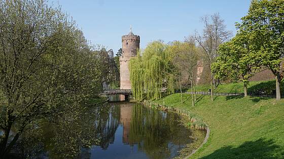 Gelderland: Park mit Wehrturm Nijmegen
