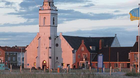 Südholland: Weiße Kirche in Katwijk