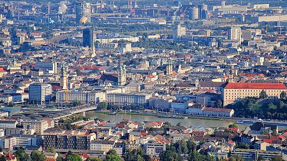 Österreich: Stadtpanorama Linz