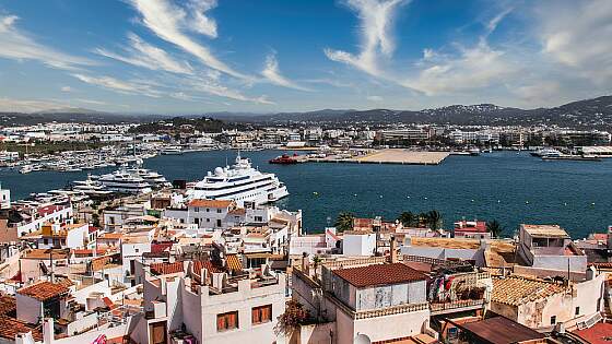Balearen: Ibiza Stadt und Hafen