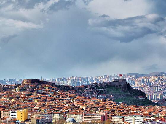 Türkei: Stadtpanorama Ankara mit Burg