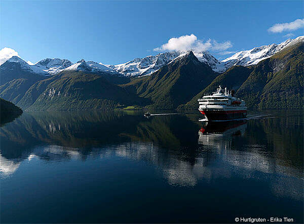 Fahrt mit Hurtigruten