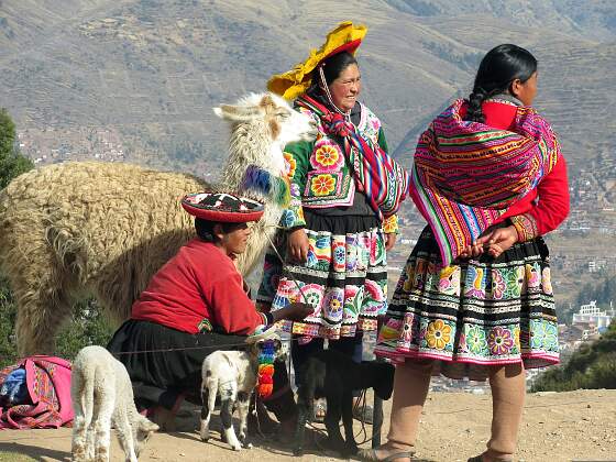Peru: Frauen in traditioneller Kleidung