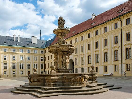 Prager Burg Innenhof mit Brunnen