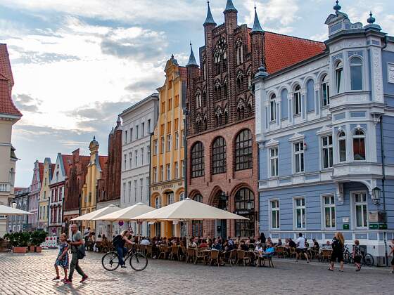 Stralsund: Stadthäuser am Marktplatz