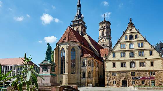 Stuttgart: Schillerplatz mit Denkmal und Kirche