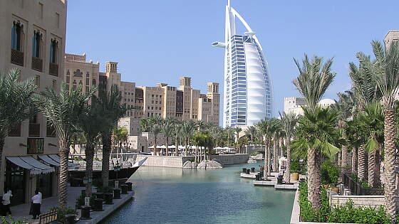 Dubai: Blick auf das Burj al Arab Hotel