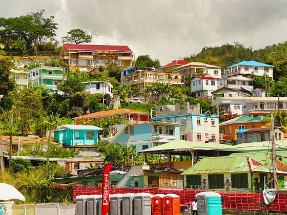Dominica: Blick auf Roseau