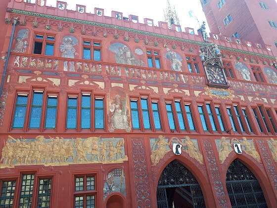 Basel: Rotes Rathaus am Basler Marktplatz