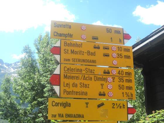 Wegweiser in Graubünden in der Schweiz