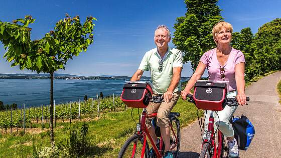 Radreise am Bodensee: Radfahrer am Seeufer