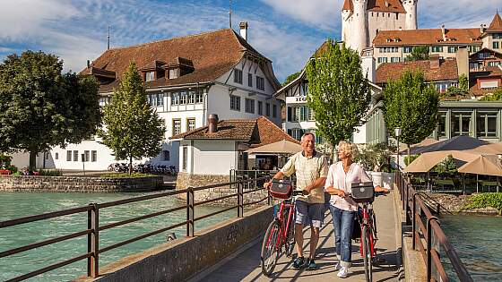 Radreisen Schweiz: Thun Schloss mit Radfahrer