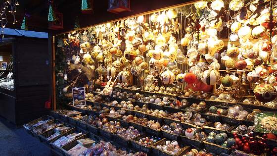 Stand auf dem Weihnachtsmarkt: Christbaumkugeln