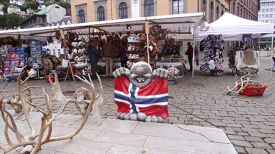 Norwegen: Bergen Markt mit Troll