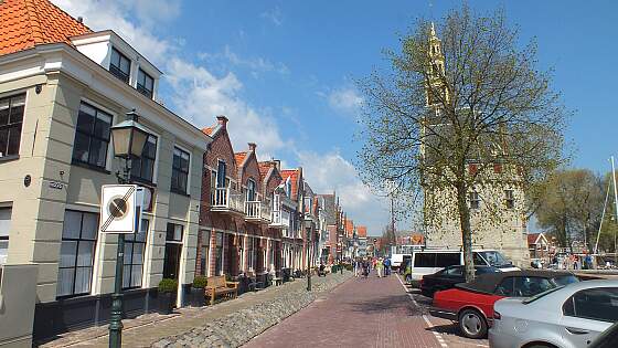 Straße am Hauptturm (Hoofdtoren) in Hoorn
