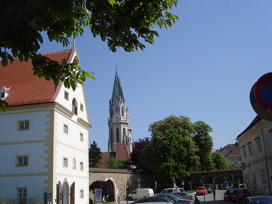 Klosterneuburg mit Turm in Niederösterreich