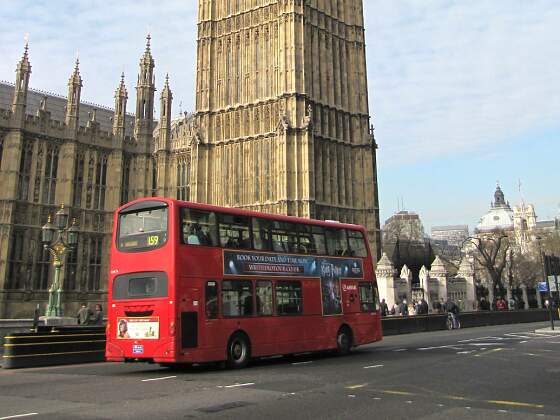 Roter Doppeldeckerbus in London vor Big Ben