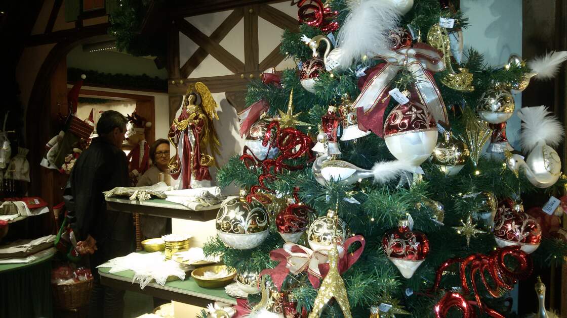 Deko im Weihnachtsdorf in Rothenburg