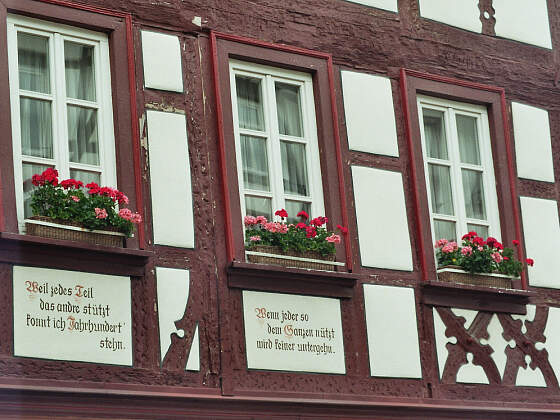 alter Hausspruch am Fachwerkhaus in Miltenberg