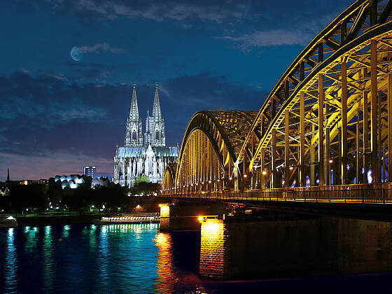 Köln: Kölner Dom und Hohenzollernbrücke bei Nacht