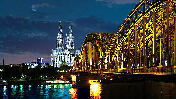 Köln: Kölner Dom und Hohenzollernbrücke bei Nacht