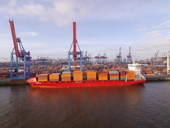 Containerschiff im Hamburger Hafen