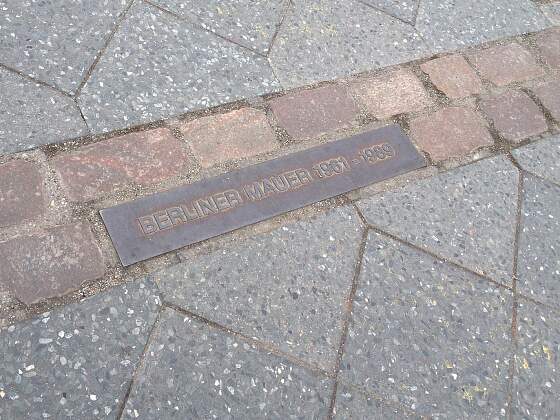 Berlin: Bodentafel Berliner Mauer