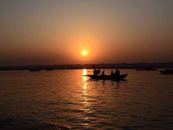 Indien, Varanasi: Fischerboote auf dem Ganges