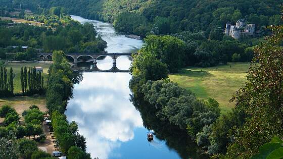 Frankreich: Fluss Dordogne mit Chateau