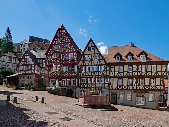 Miltenberg: Mittelalterlicher Marktplatz mit Fachwerkhäusern