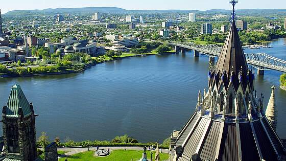 Blick auf Ottawa mit Parlamentsbibliothek, Ostkanada