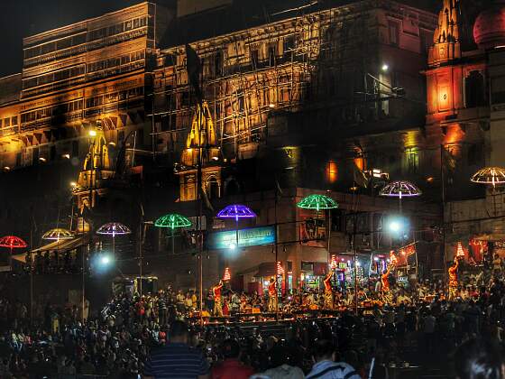 Ganga Aarti Ritual am Ufer des Ganges, Varanasi