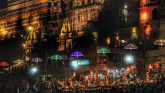 Ganga Aarti Ritual am Ufer des Ganges, Varanasi