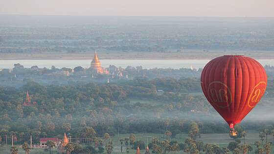 Heißluftballons über Bagan, Myanmar
