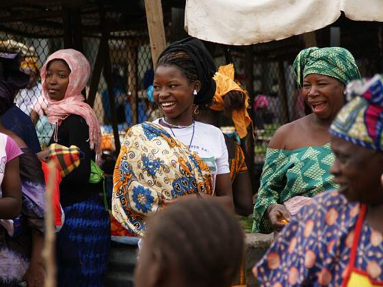 Frauen auf dem Markt in Gambia