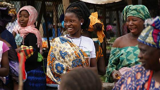Frauen auf dem Markt in Gambia